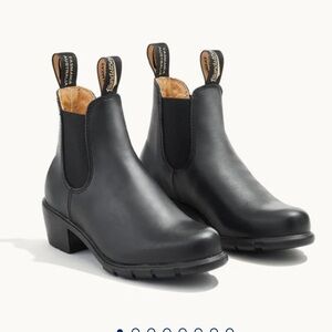 Blundstone #1671 Chelsea Boots in Black Genuine Leather